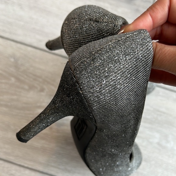 MOOTSIES Tootsies silver glitter pumps size 6 - Picture 2 of 9